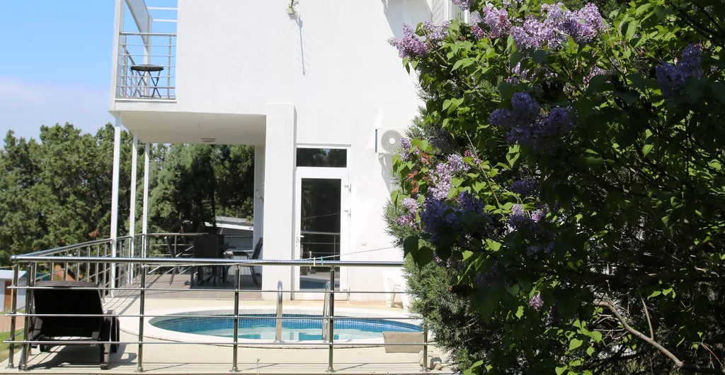 Коттедж для семьи с видом на море и собственным бассейном