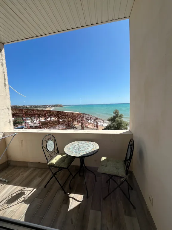 Двухуровневая студия с видом на море