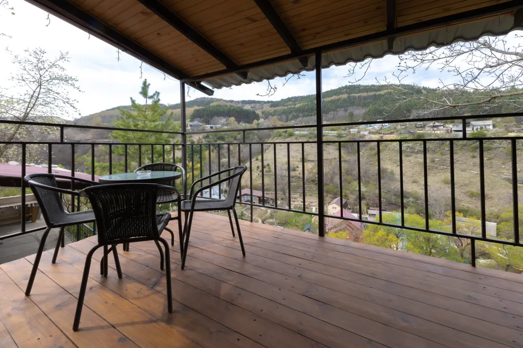 Уютный дом с видом на ущелье