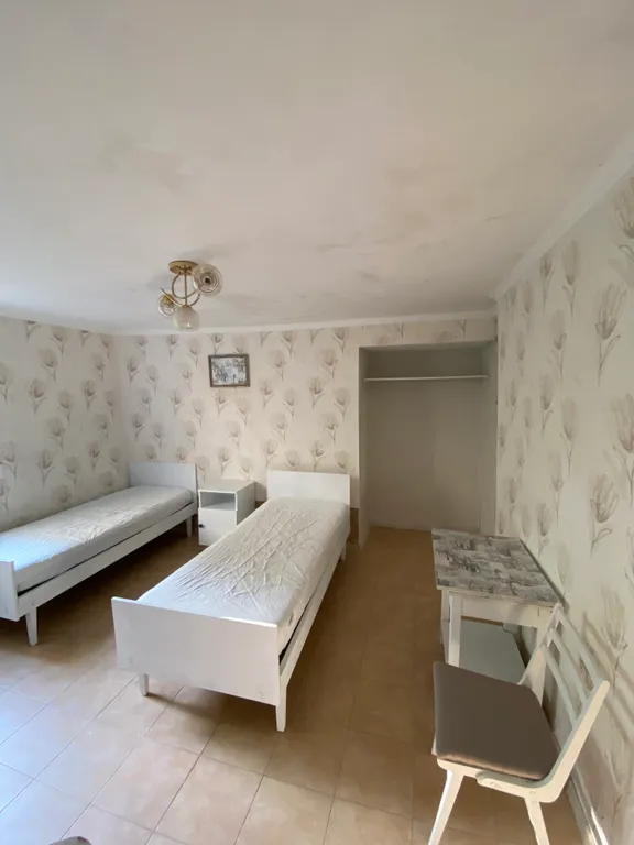 Трёхместный номер на 1-м этаже с кондиционером и общим санузлом