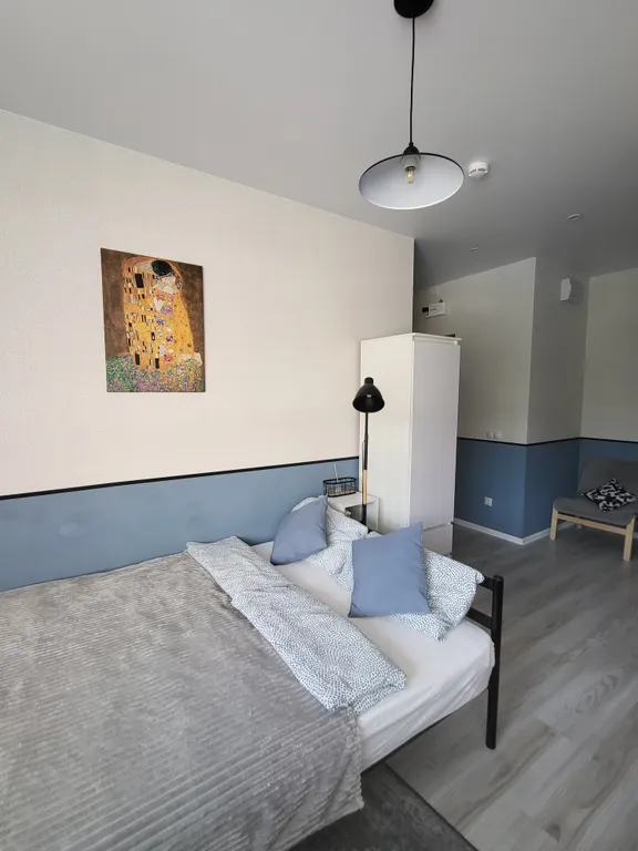 Blue studio - студия с окном в ванной комнате и видом на лес