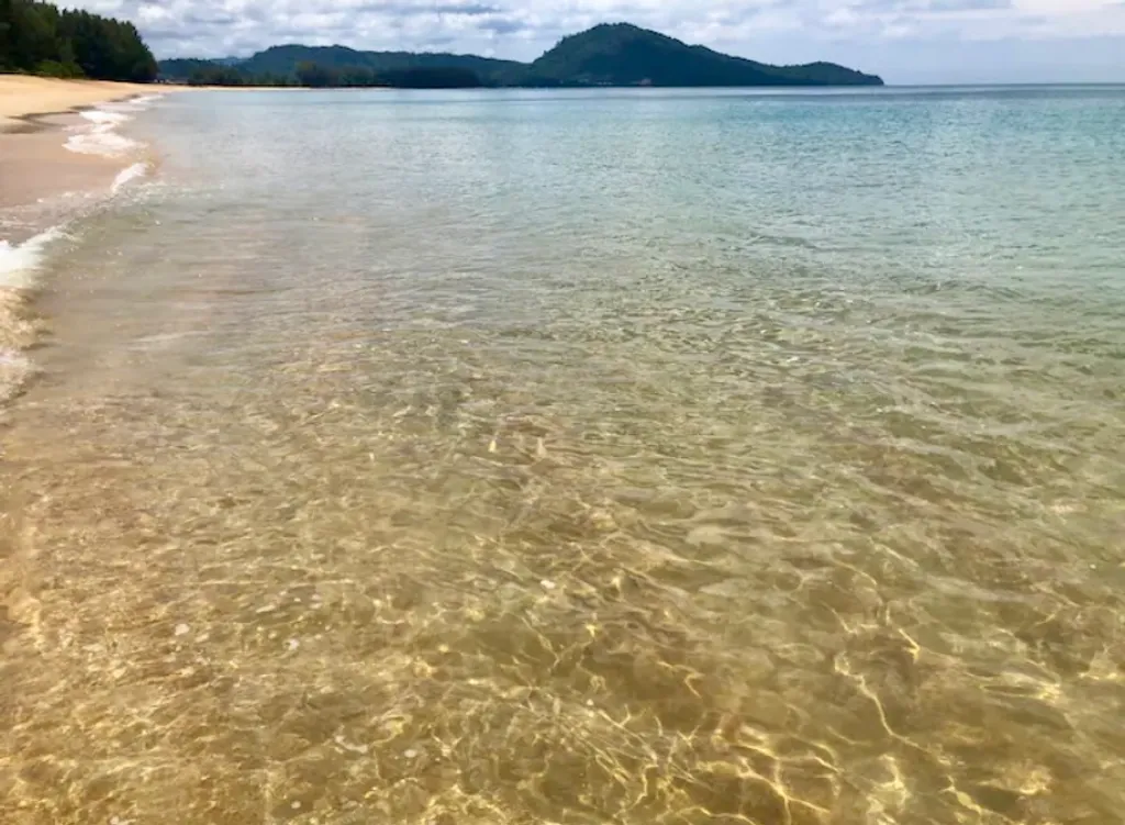 Уютная светлая квартира с бассейном рядом с морем