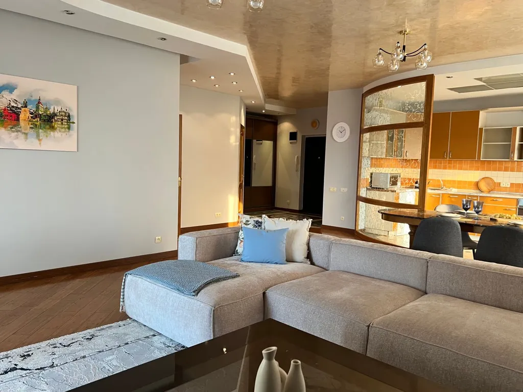 Уютная квартира с прекрасными видами в центре Алматы