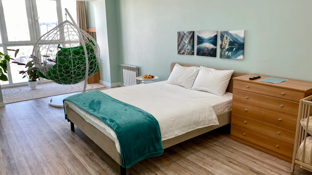 Ваш оазис спокойствия с видом на реку и горы в центре городской жизни