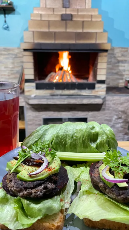 Дом у моря с видом на горы