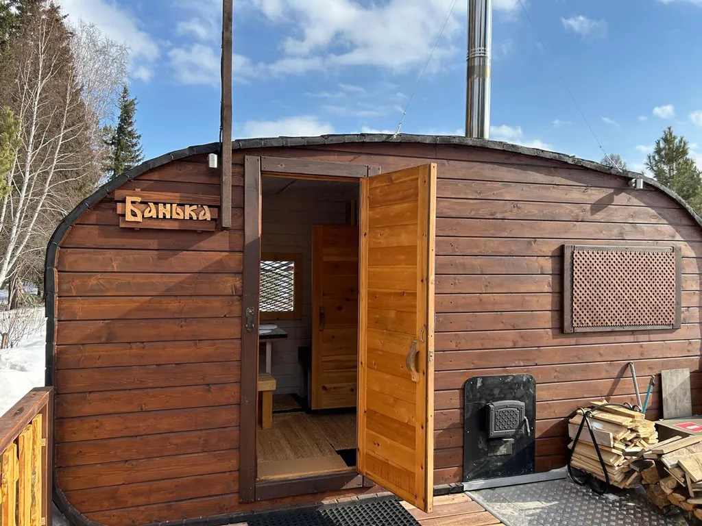 Коттедж в деревнем хвойном лесу