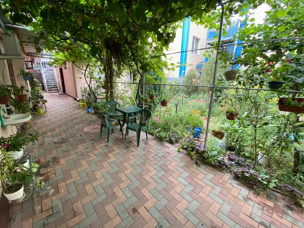 Уютный номер с удобствами и зеленый дворик в частном секторе