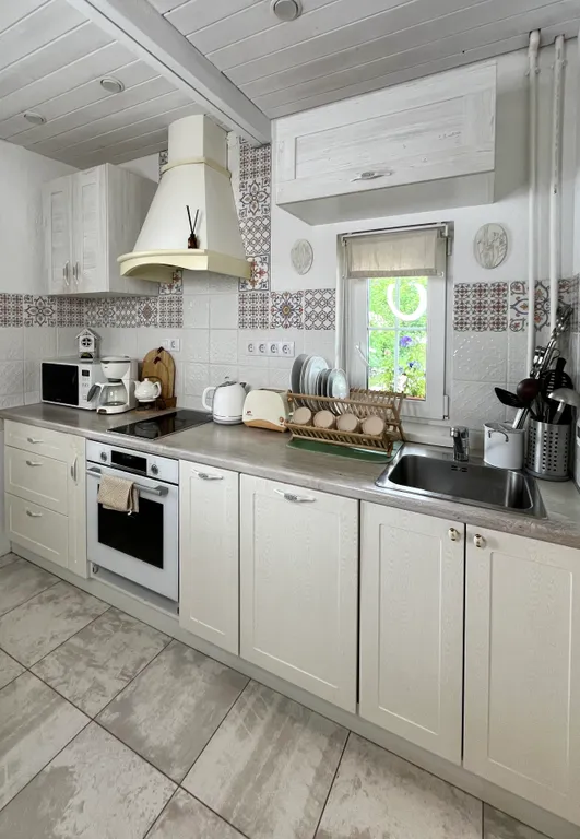 Благоустроенный дом у реки