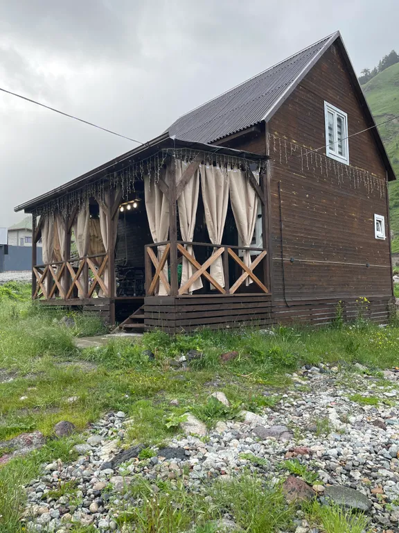 Домик с видом на горы