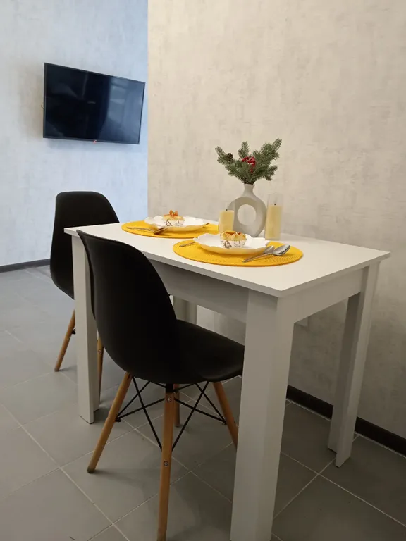 Уютная квартира с панорамными окнами и видом на озеро