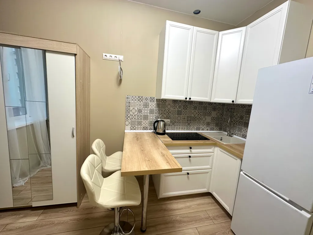 Студия после дизайнерского ремонта с видом на море