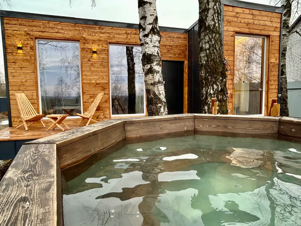 Дом с чаном на берегу реки