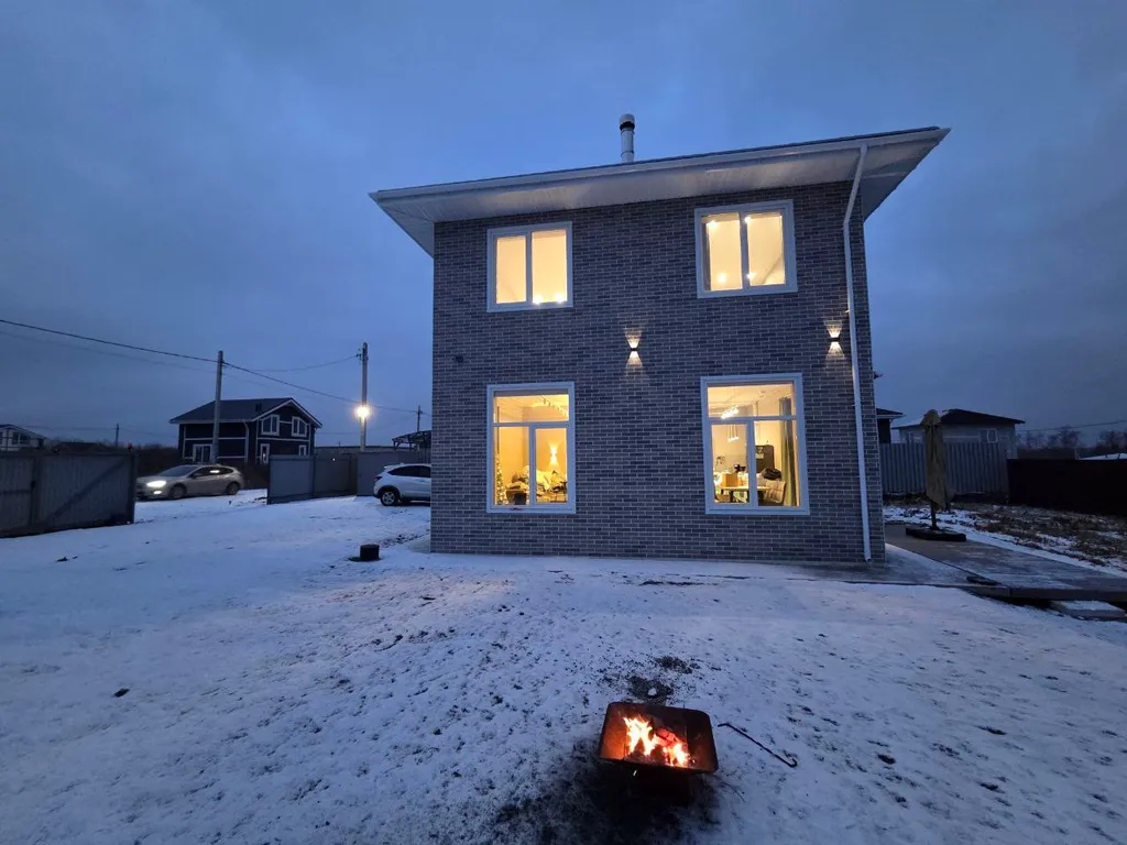 Просторный дом с собственной территорией и настоящим камином