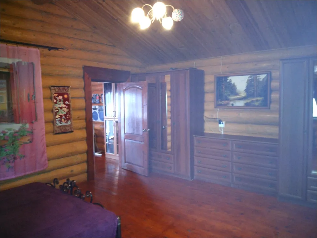 Бревенчатый дом в лесу с бассейном