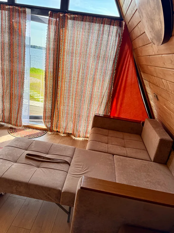 Дом-типи на берегу озера Валдайское