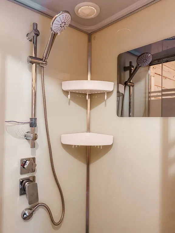 2 деревянных домика из сруба с беседкой-барбекю во одном дворе