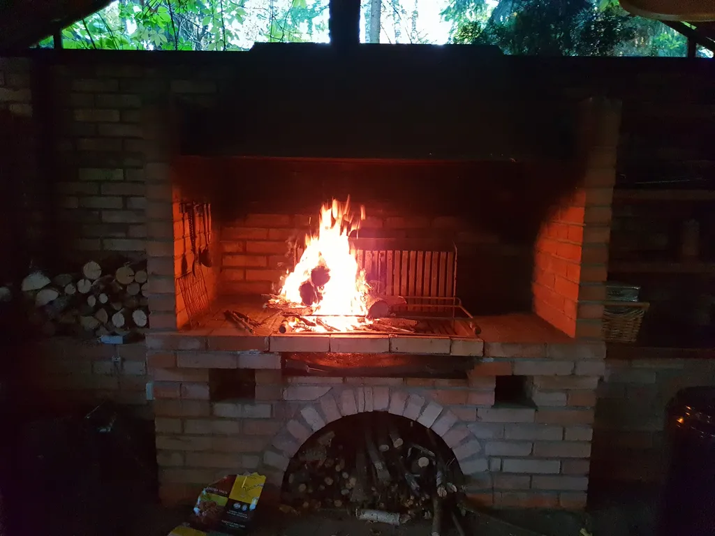 Загородный дом с бассейном и банкетным залом