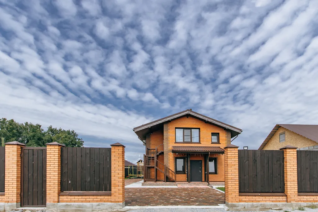 Коттедж двухэтажный с сауной, бассейном, детской площадкой