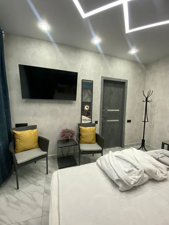 Номер люкс с большой двухспальной кроватью