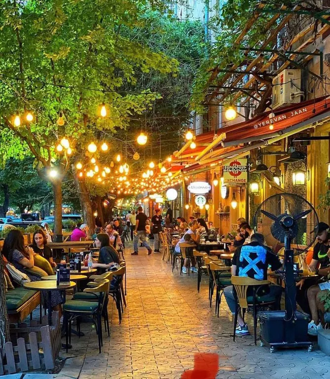 Stylish apt city center saryan next to restaurants and cafes