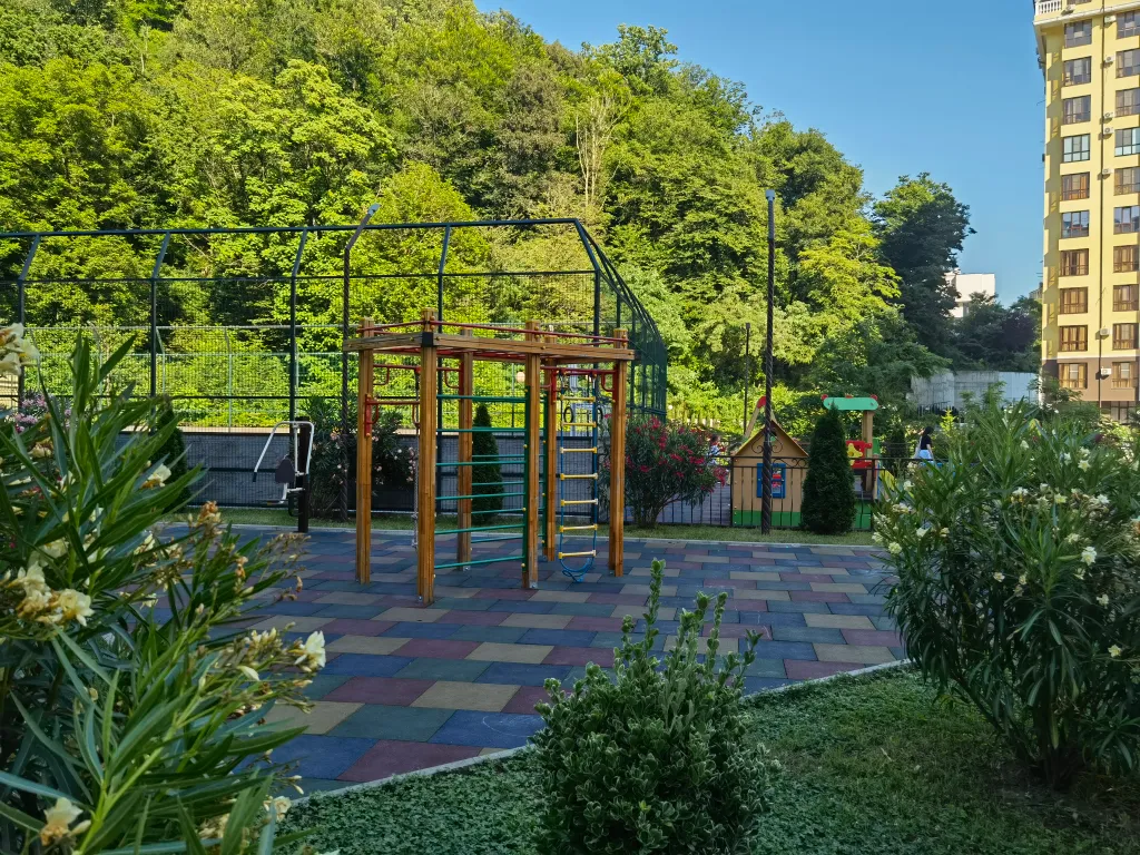 Студия с террасой и видом на горы