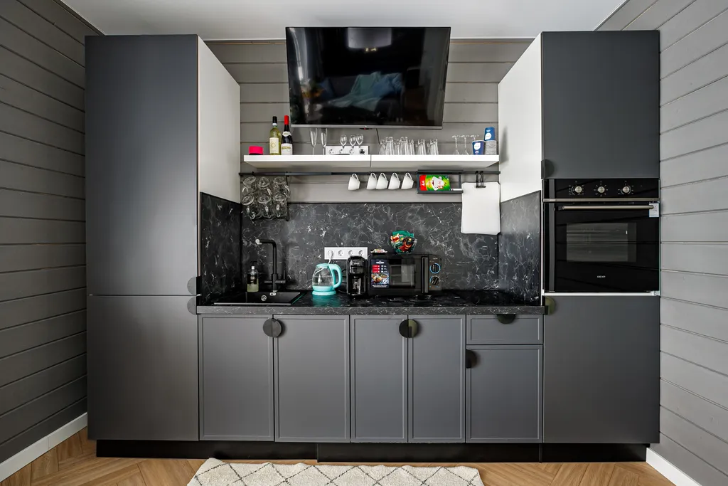 Grey House с дикими зайцами