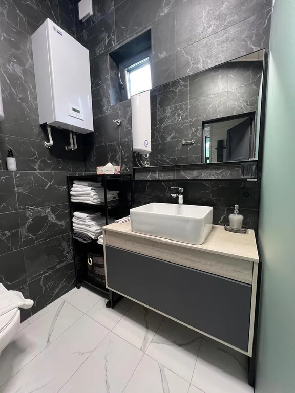 Уютный дoмик c паноpaмными окнами на лес