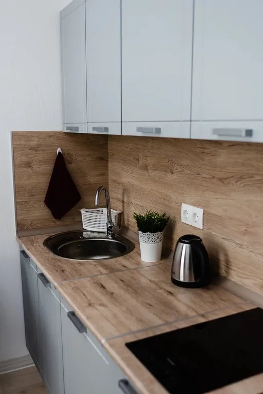 Новая просторная дизайнерская квартира с высокими потолками