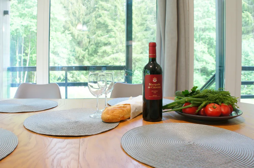 Барн с панорамными окнами с видом на дикий лес