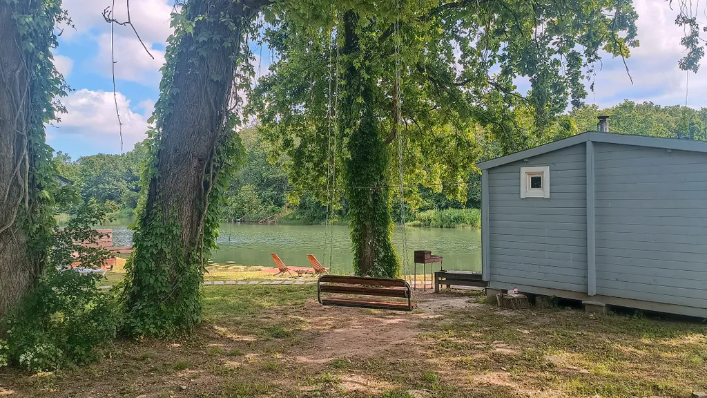 Дом на берегу озера