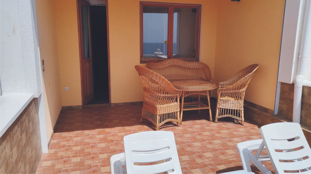 Коттедж - три этажа на берегу моря