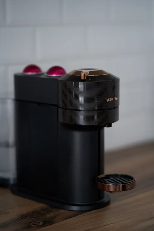 Новый дом в окружении елок с панорамными окнами и баней