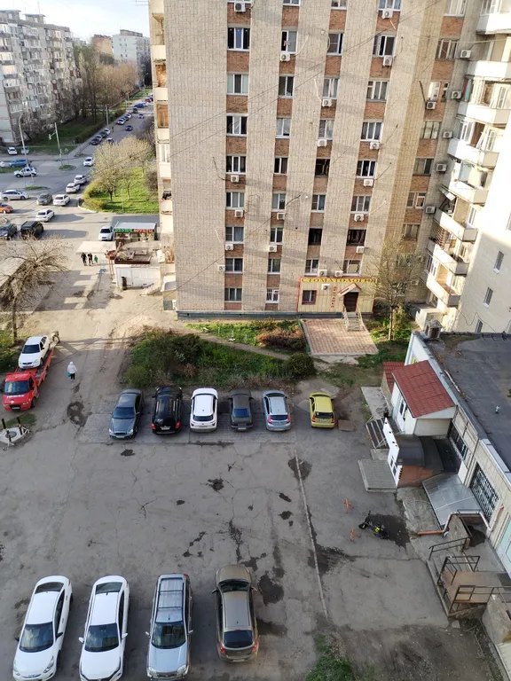 Уютная жилая комната в жилом помещении с видом на город, в центре ЗЖМ