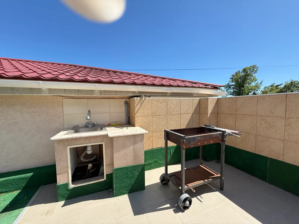 Студия с балконом у моря есть мангал