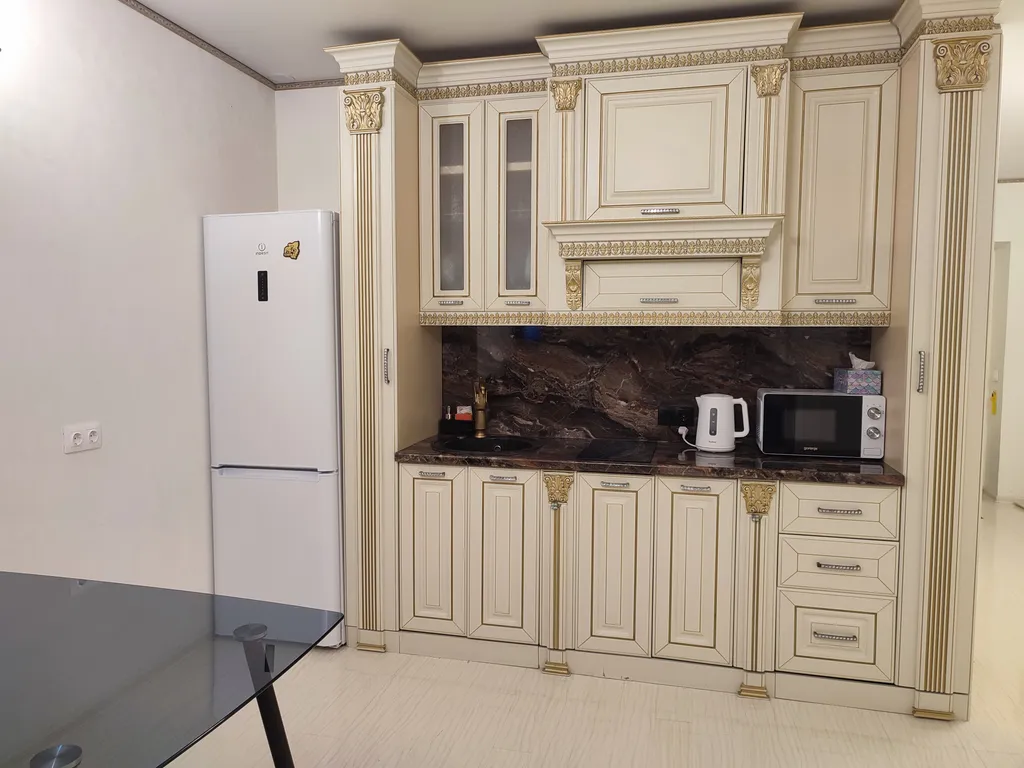 Современная уютная квартира с камином