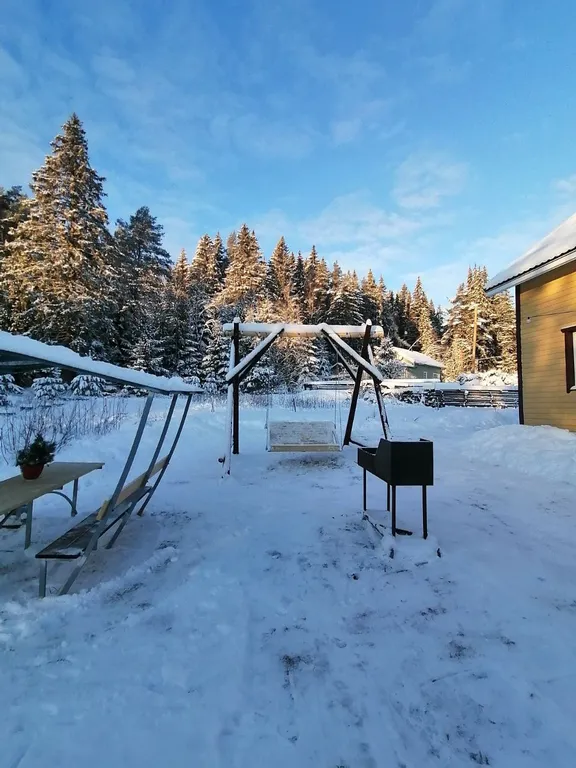 Уютный уголок у леса