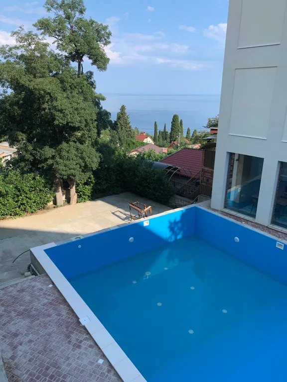 Студия с видом на море диваном и балконом