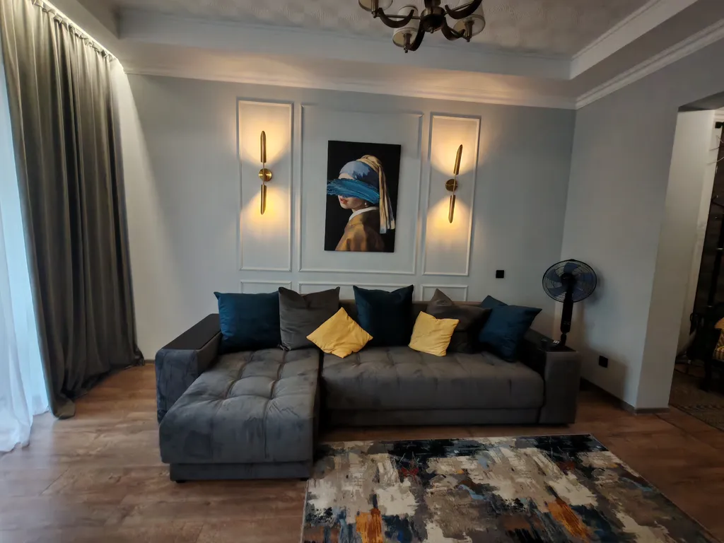 Просторная современная сталинка, в центре рядом с ресторанами и кафе