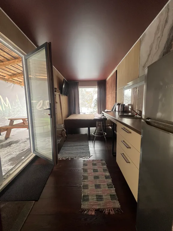 Уютный теплый домик у реки