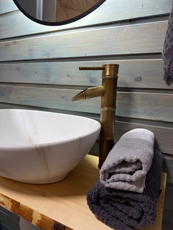 Купольный домик в окружении леса