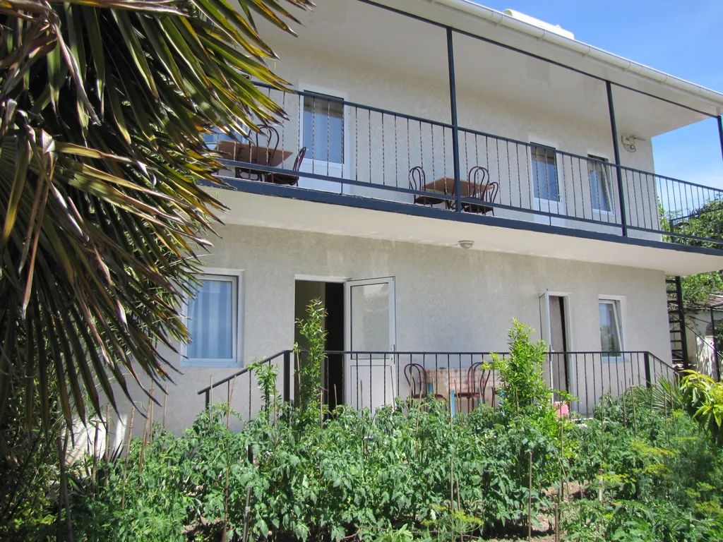 Квартира Уютные номера, море в шаговой доступности — аренда посуточно в Малореченское