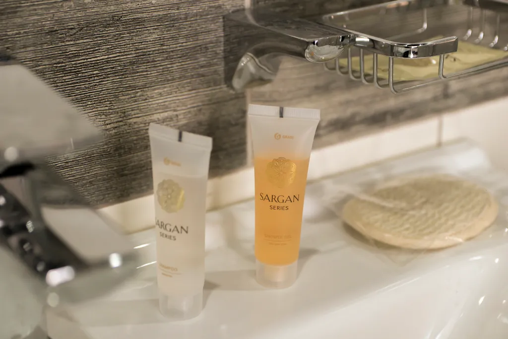 Двухкомнатный номер с видом на сад и бассейн