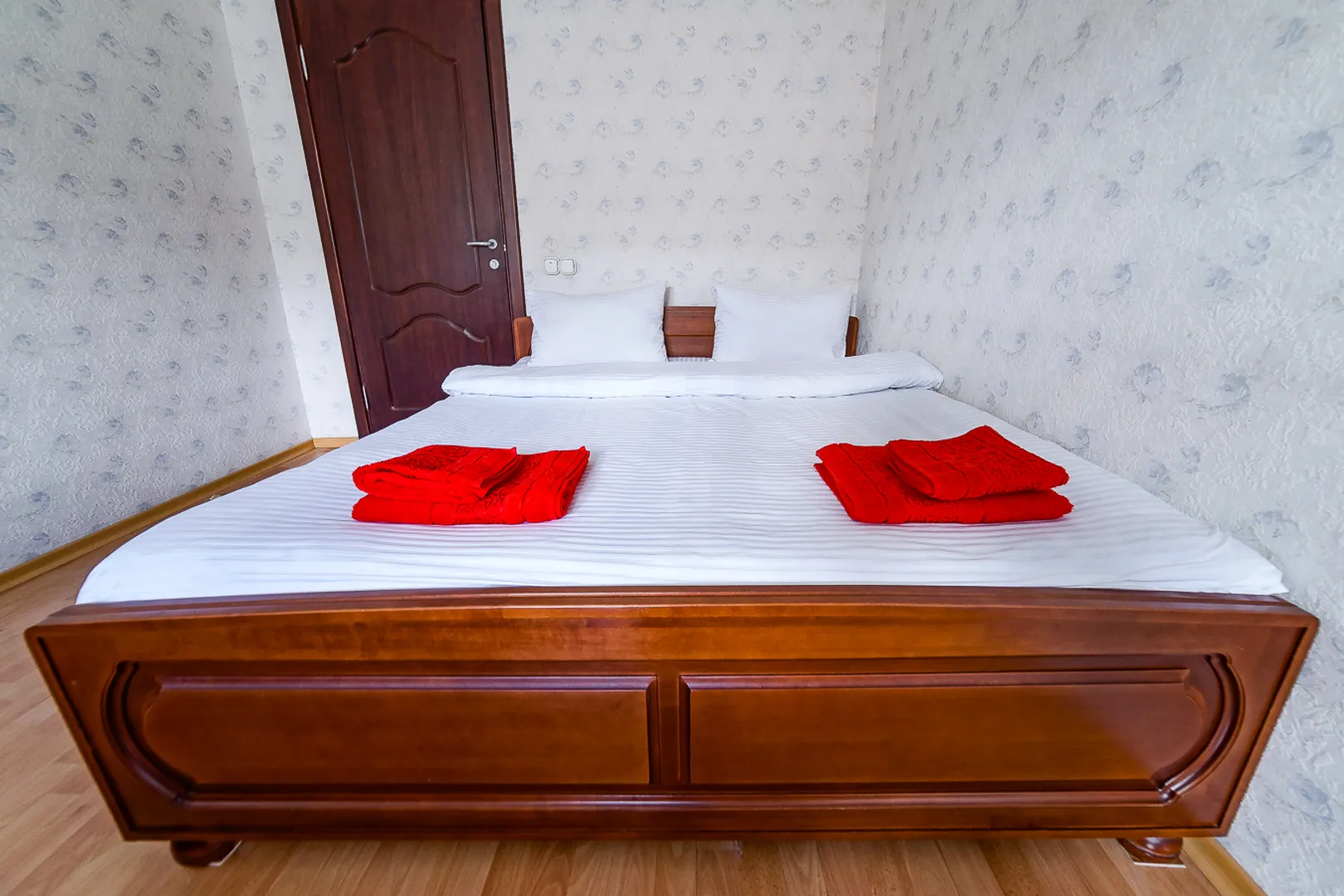 Широкая двуспальная кровать (queen size bed) во 2-ой отдельной спальне