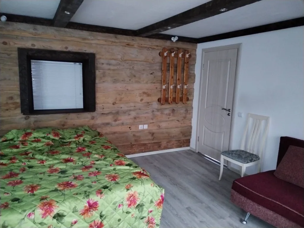 Большой коттедж в лесу