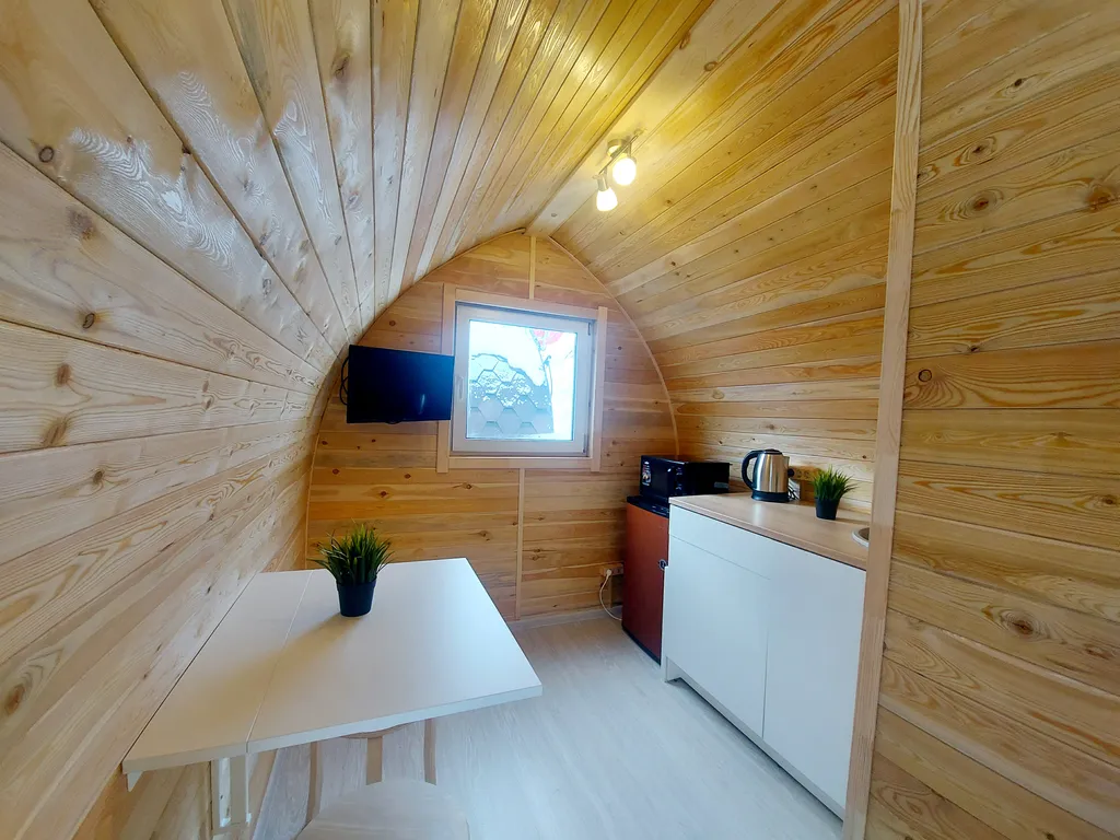 Уютный кемпинг среди леса с видом на горы