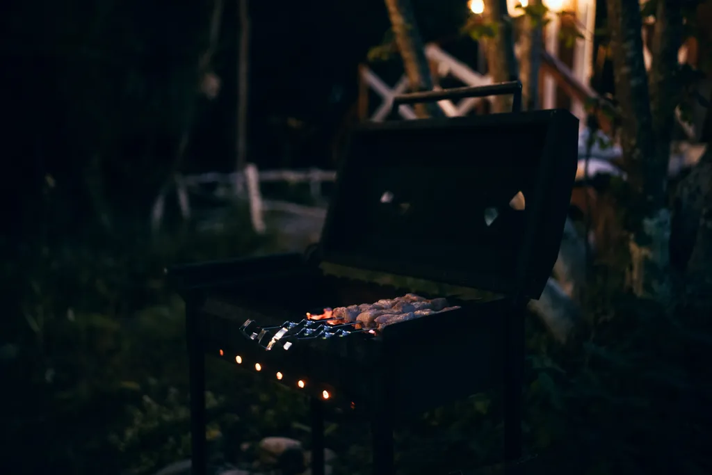 Уютный домик в лесу с террасой и беседкой