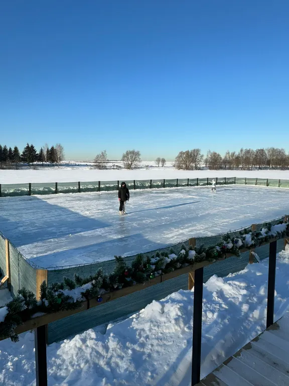 Современный дом у озера с купелью и своим катком. В феврале скидки