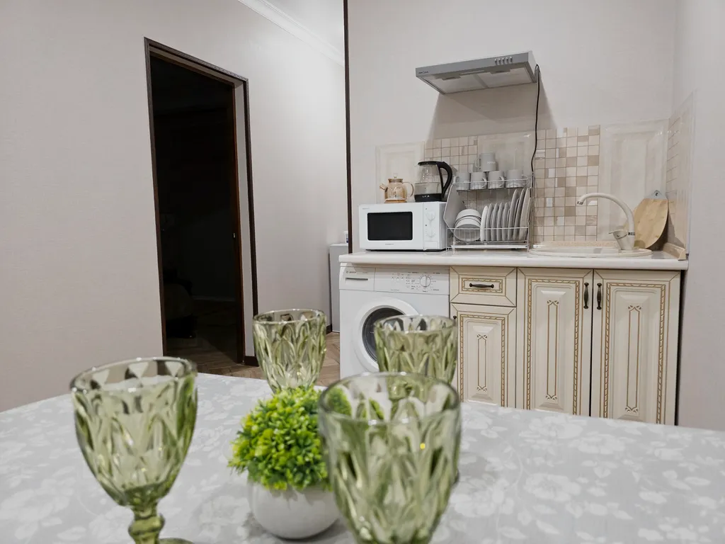 Уютный дом в сосновом лесу, рядом горная речка