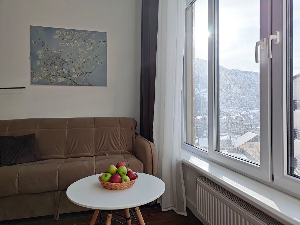 Студия с панорамным окном в окружении леса