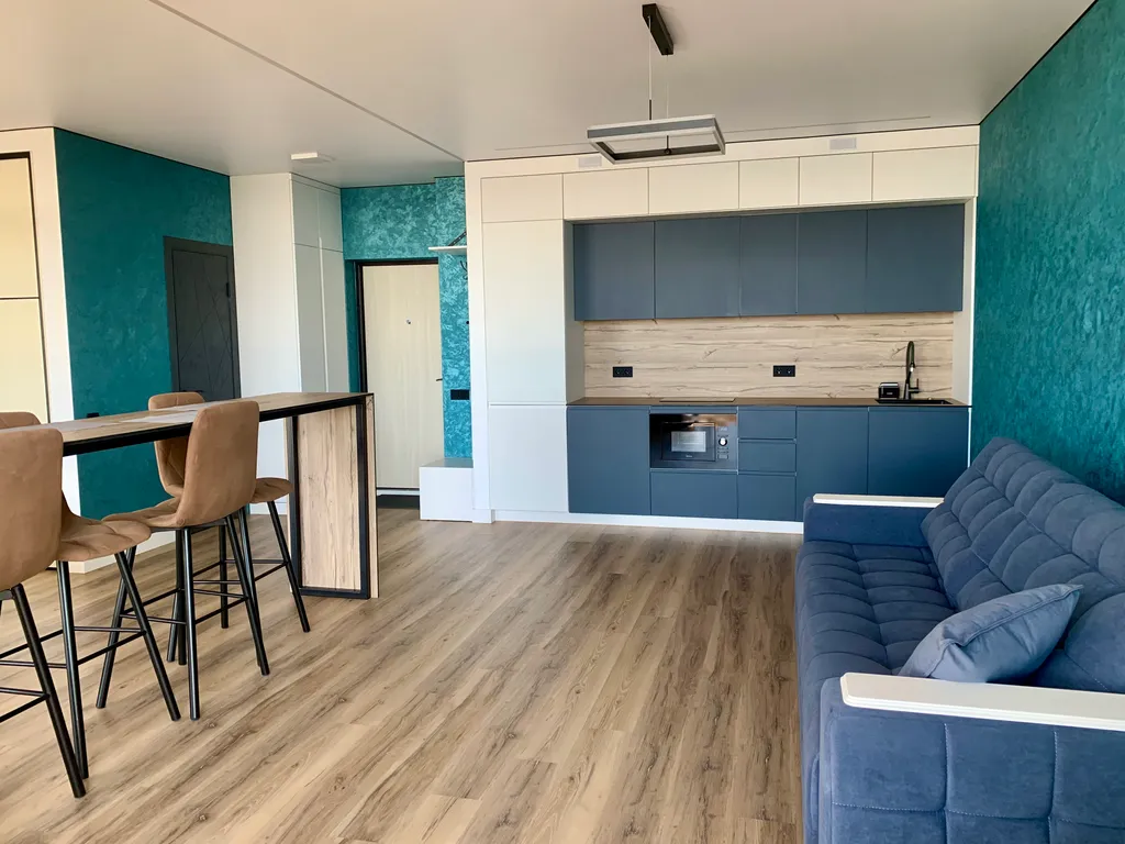 Элитная квартира с панорамным окнами витражами с видом на море